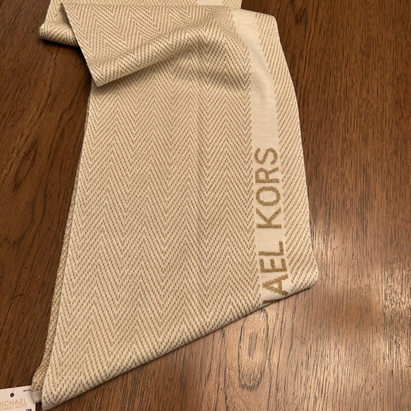 Beautiful Beige with Metallic Gold Michael Kors Chevron Reversible Scarf - Picture 7 of 7